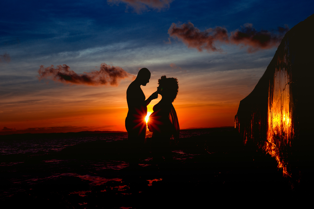 ensaio gestante gravida gravidez salvador ponta do humaitá pose roupa look ideias diferente espontaneo casal foto fotografa fotografo praia natureza natural contra luz silhueta