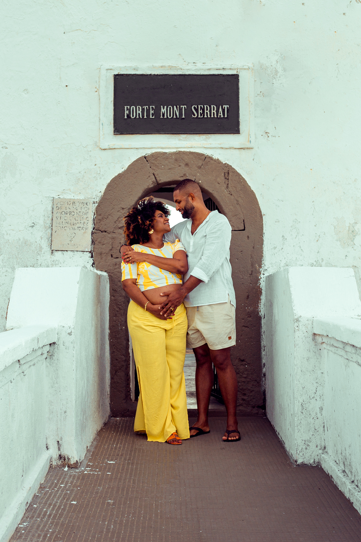 ensaio gestante gravida gravidez salvador ponta do humaitá pose roupa look ideias diferente espontaneo casal foto fotografa fotografo