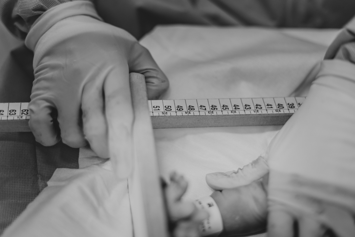 pediatra mede comprimento de recem nascido no hospital aliança