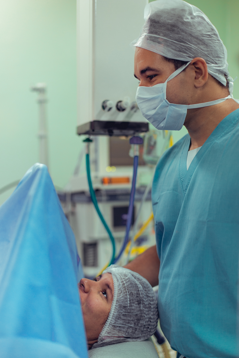 pai faz carinho na mãe durante cesariana em Salvador