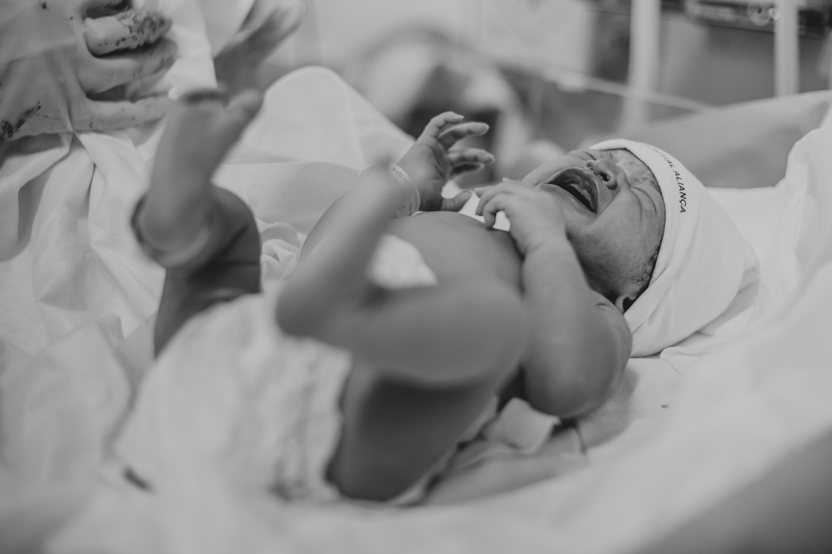 bebe chorando apos nascimento cesariana