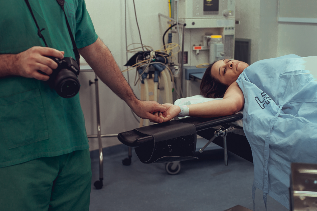 pai troca carinho com esposa apos nascimento da filha no hospital portugues