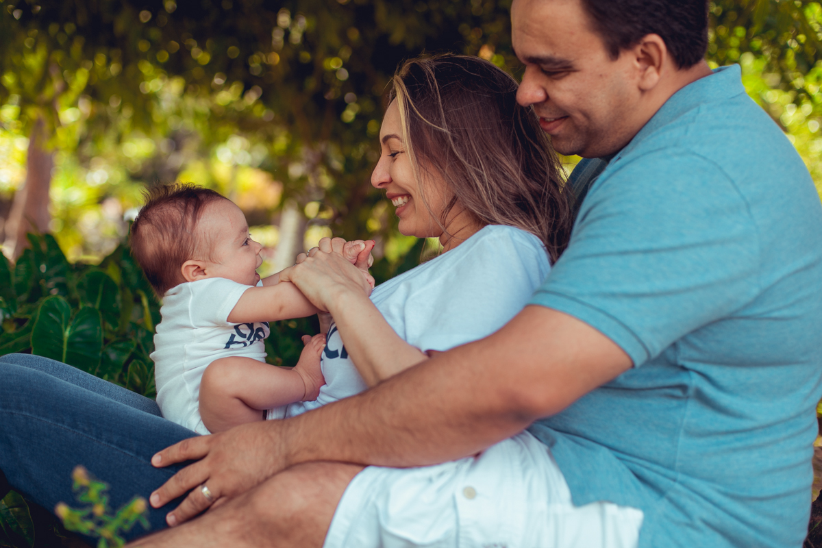 pai mae e filho sorrindo durante ensaio fotografico em salvador