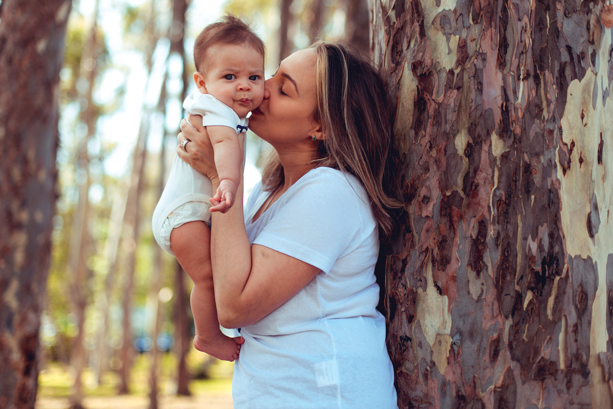 mae da beijo em filho na praca dos eucaliptos durante fotos