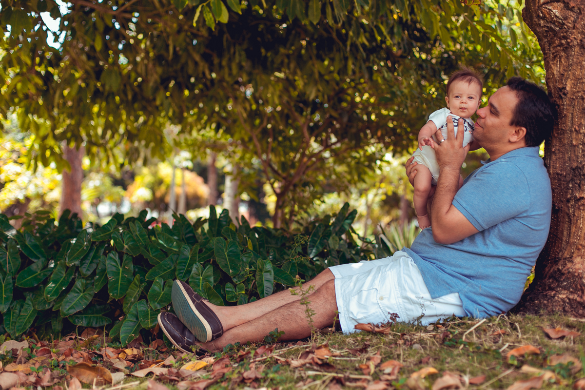 pai e filho  se divertem durante ensaio infantil em salvador