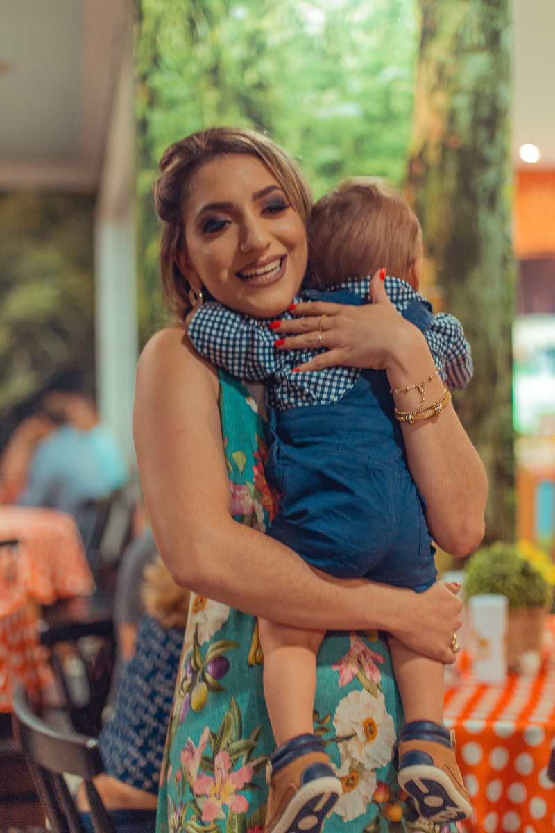 abraço de mae em festa infantil tema fazendinha salavador