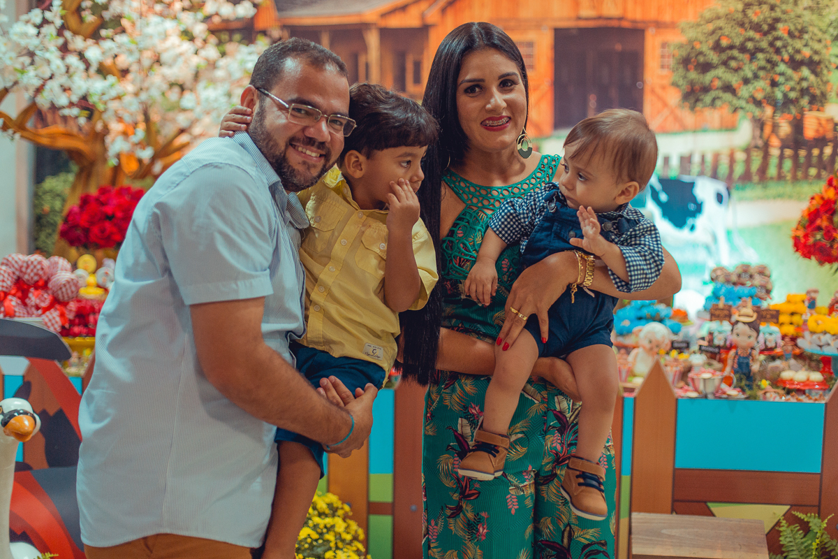 convidados fazem fotos em aniversario infantil 