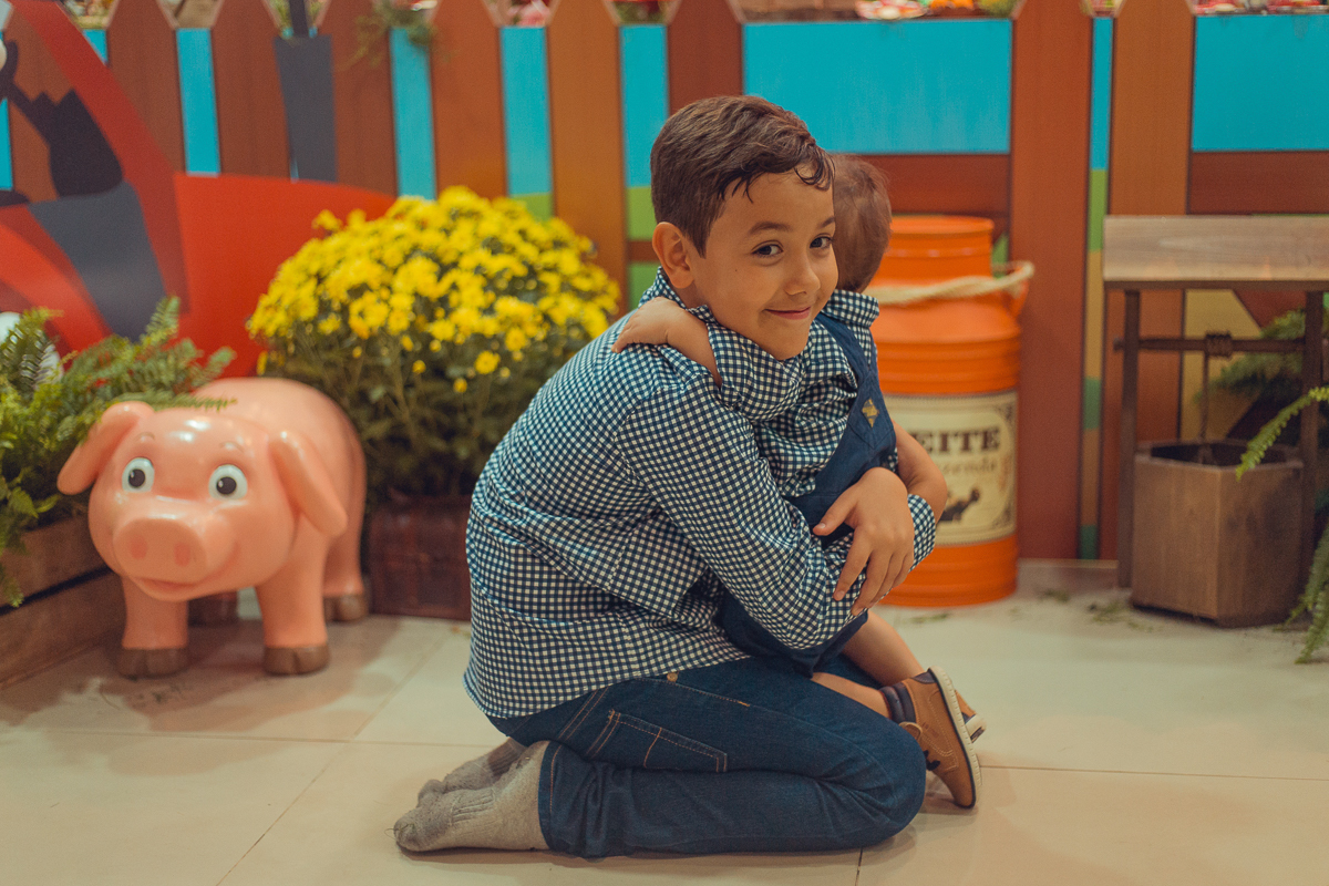 abraço de irmãos em festa infantil salvador