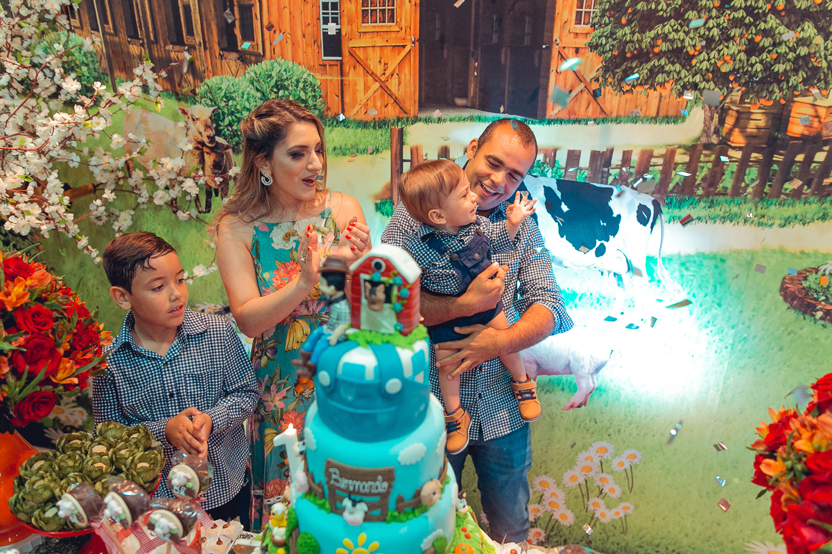 parabens pra voce nessa data querida cantam os convidados