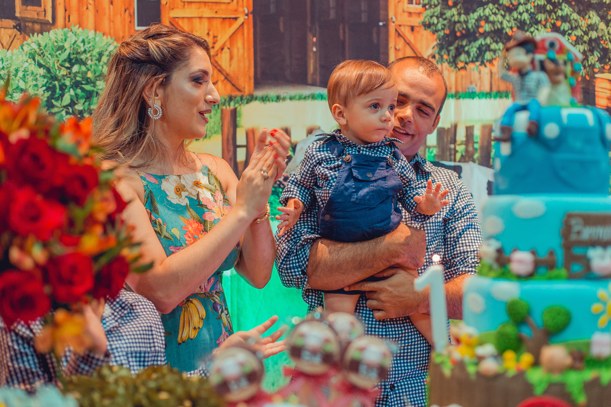 mae pai e aniversariante cantam parabens em festa fazendinha