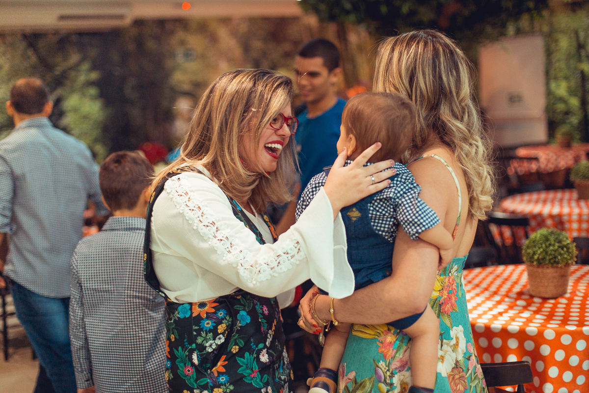 tia brincando com sobrinho em festa infantil com tema fazendinha em salvador