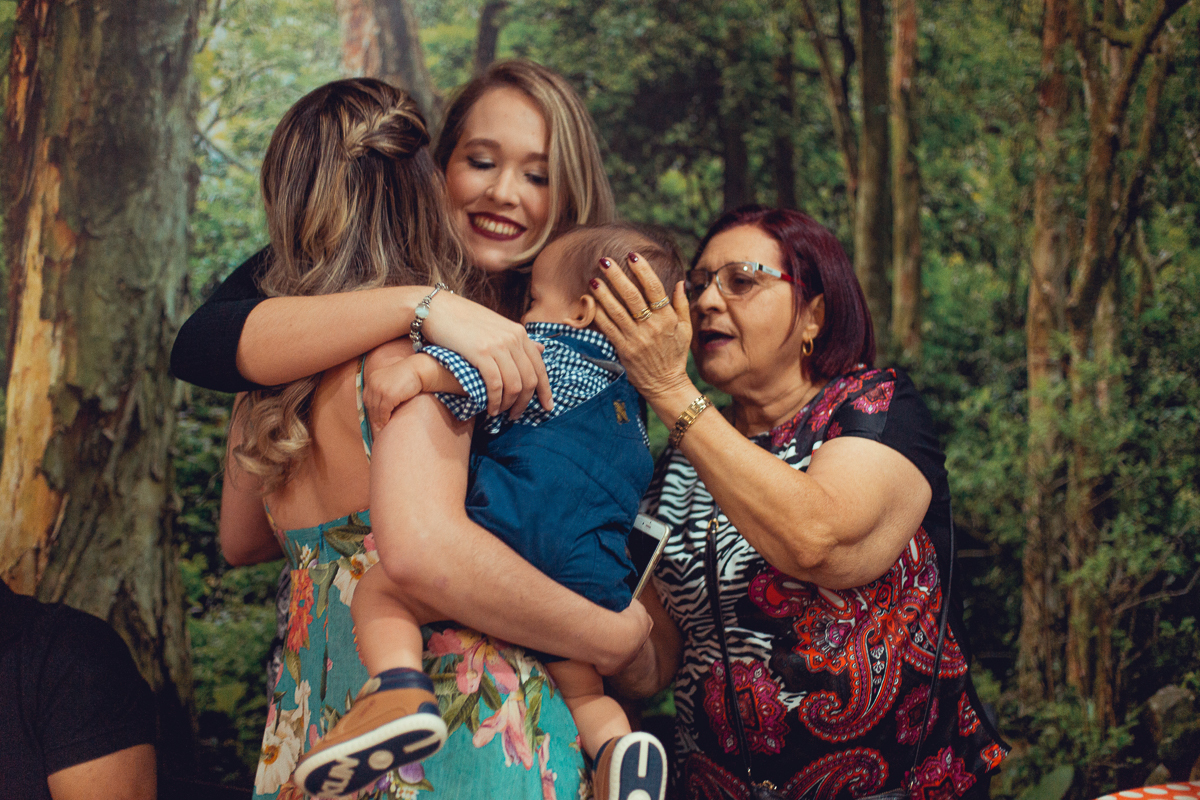 abraço de tias em aniversariante festa infantil com tema fazendinha salvador