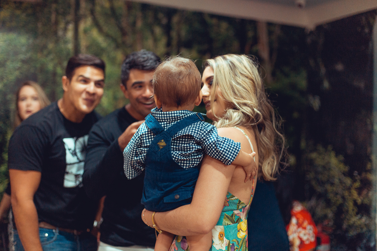 amigos convidados brincando com aniversariante em festa infantil tema fazendinha salvador