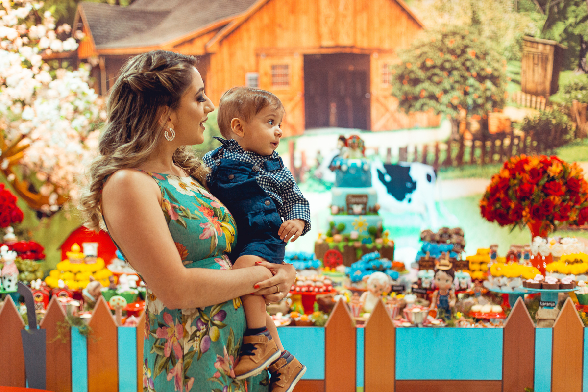 mae e filho admirando a festa infantil com tema fazendinha em salvador