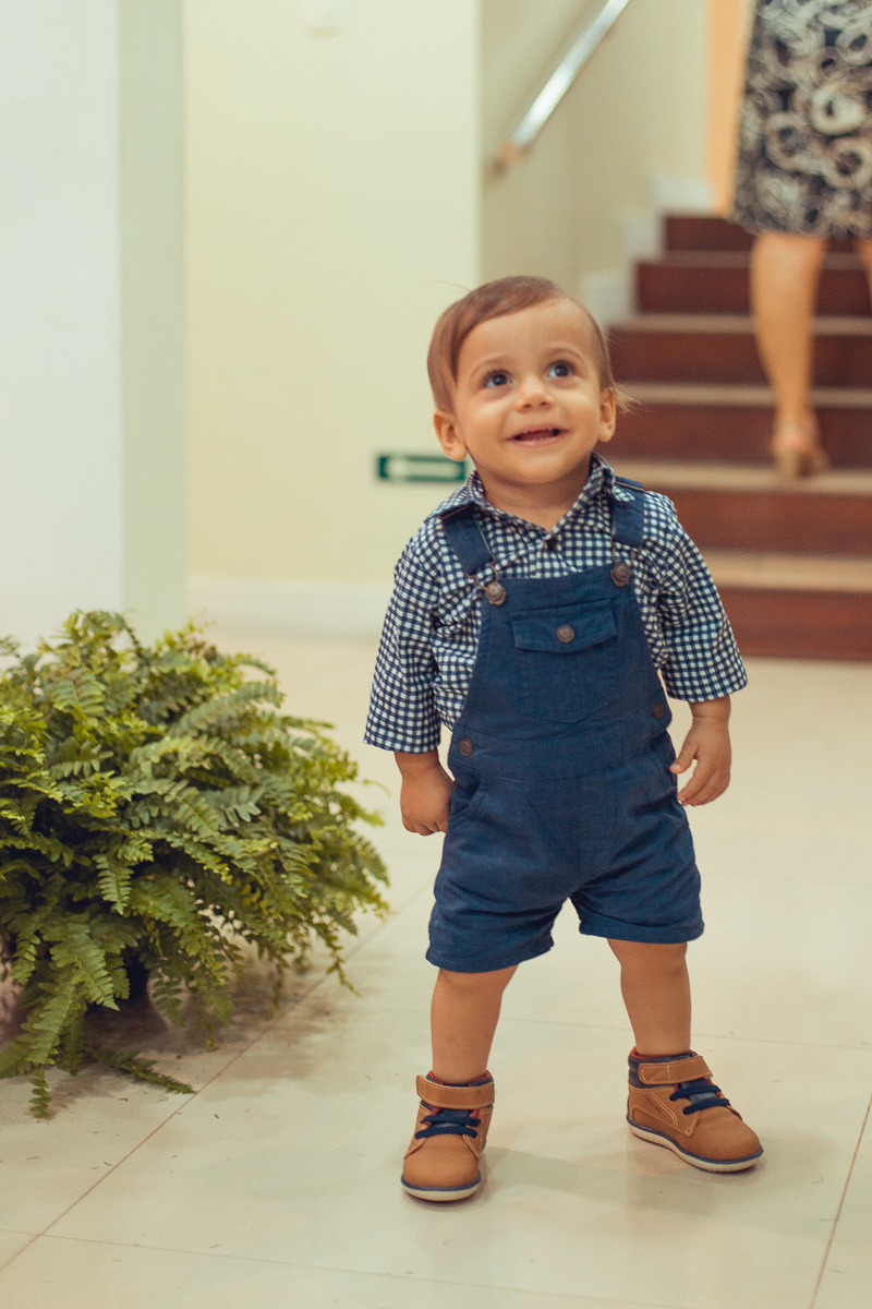 aniversariante olhando pra cima em festa infantil tema fazendinha salvador