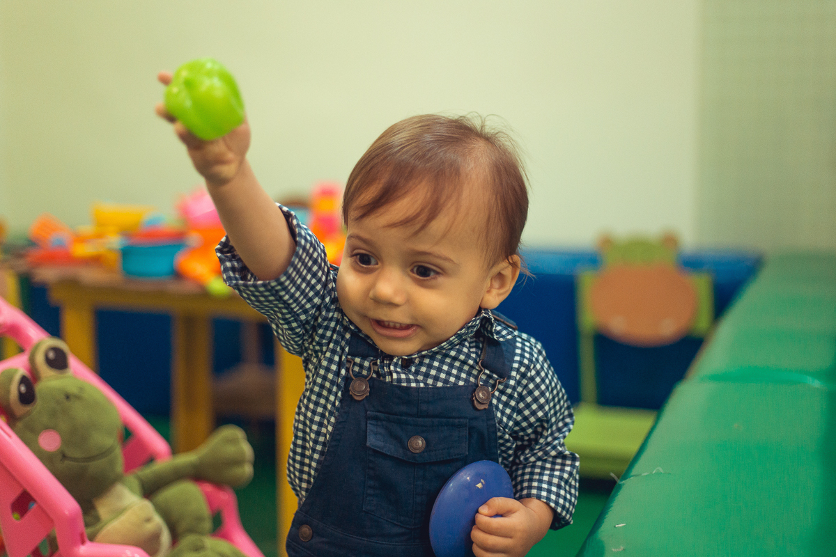 aniversariante com bola de festa infantil em salvador