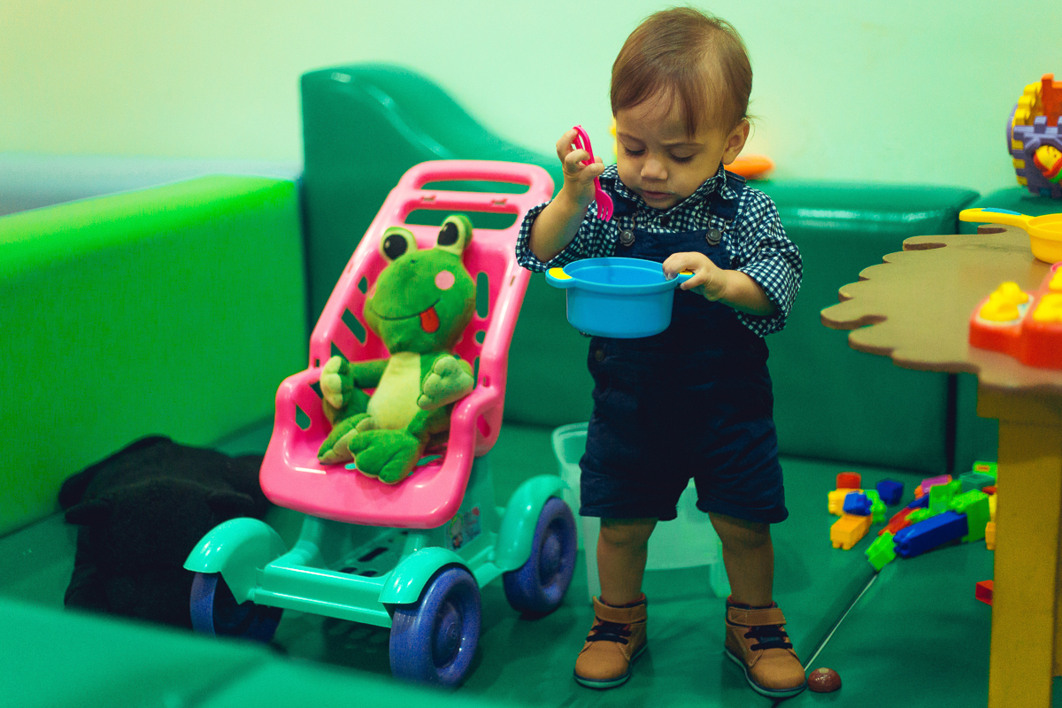 aniversariante fazendo comidinha em festa infantil tema fazendinha salvador