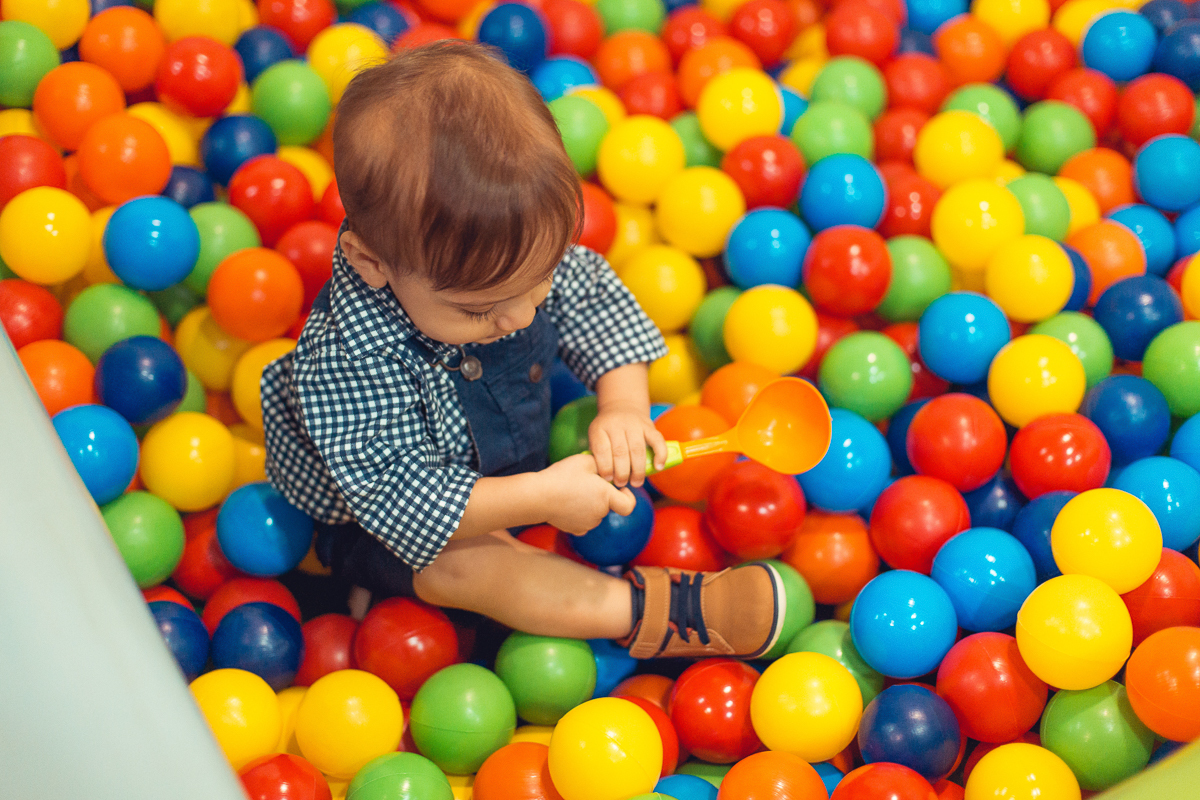 aniversariante brincando em piscina de bolinhas coloridas em festa infantil tema fazendinha salvador