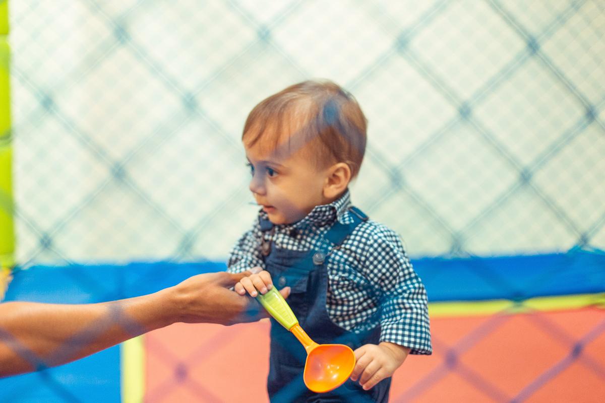 aniversariante brincando no pula pula festa infantil tema fazendinha salvador