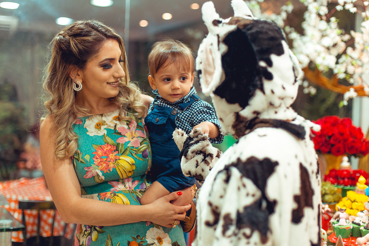animadora brincando com aniversariante em festa infantil tema fazendinha salvador