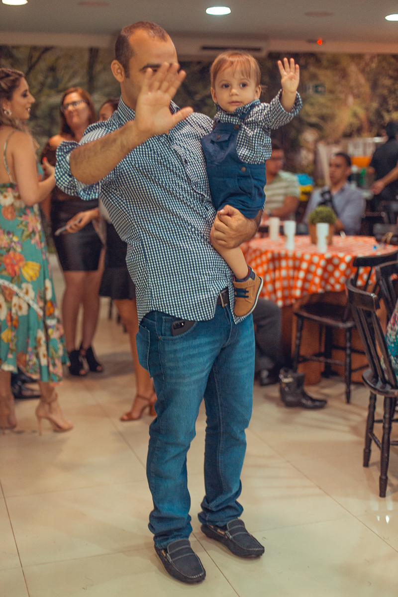 aniversariante em pai brincando em festa infantil