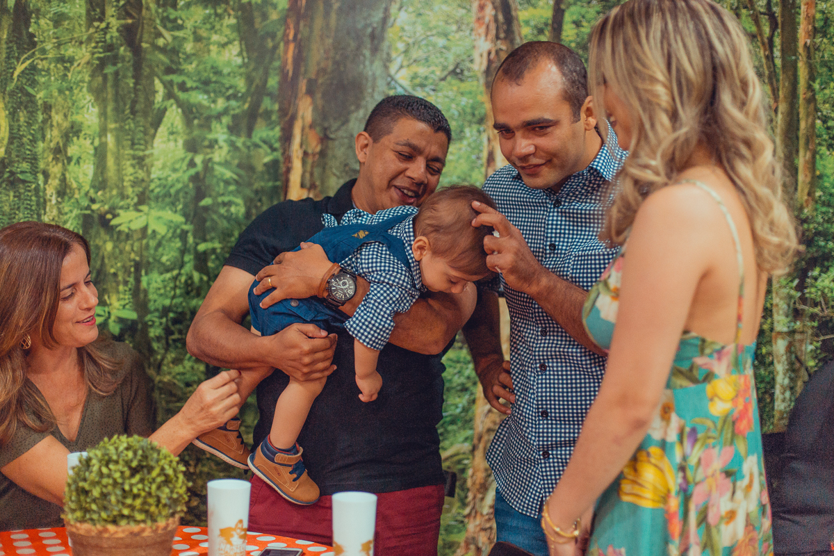 pai brincando com filho e amigos festa infantil tema fazendinha salvador