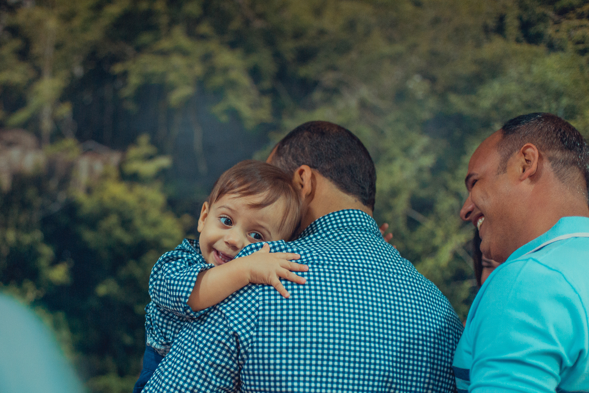 filho brincando com pai em festa infantil tema fazendinha salvador