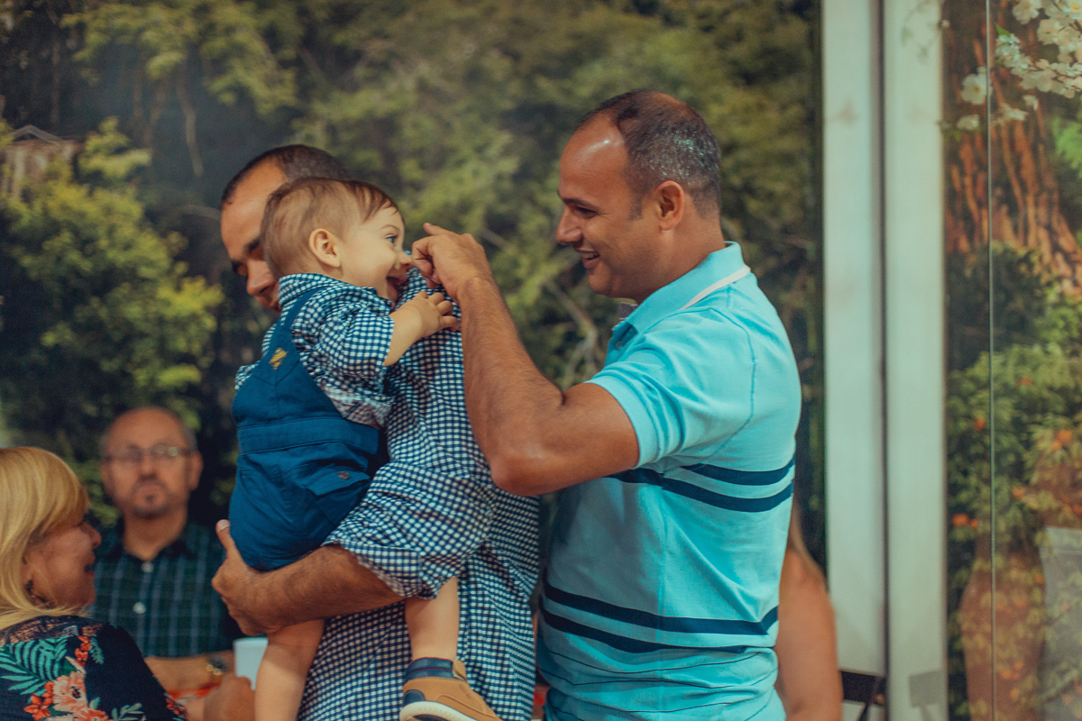 convidado brincando com aniversariante em festa infantil tema fazendinha salvador