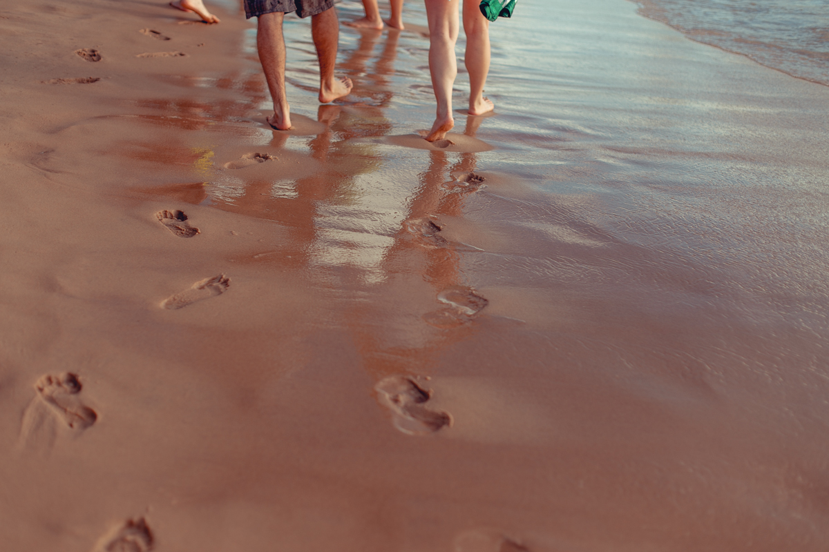 pegadas na praia da barra em salvador durante ensaio gestante
