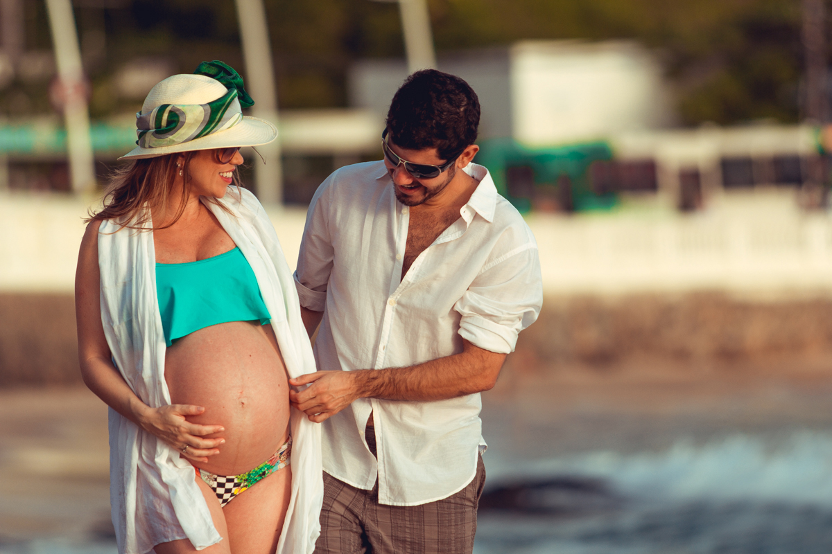 barriga gemelar de gestante sendo admirada pelo pai