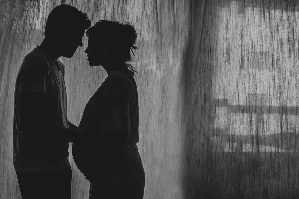 troca de carinho numa silhueta em casa