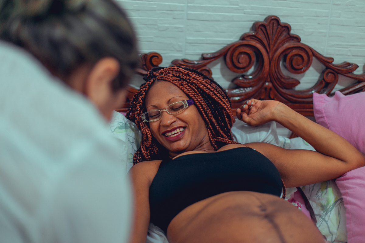 sorrisos e felicidade durante trabalho de parto humanizado