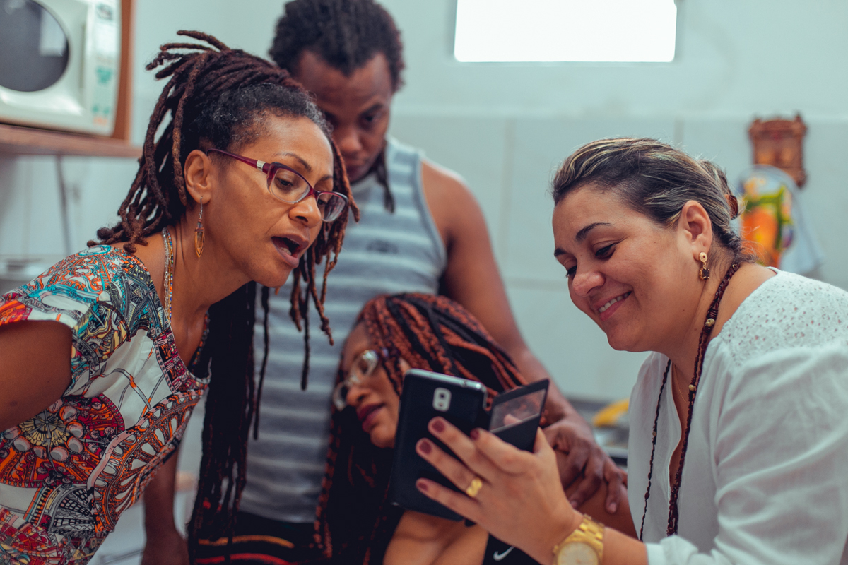 visualizando fotos de parto humanizado no celular