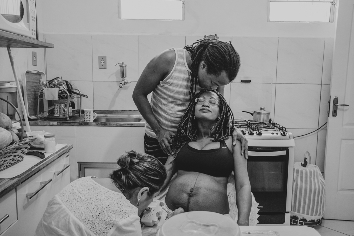 carinho de pai na mãe durante trabalho de parto humanizado em salvador