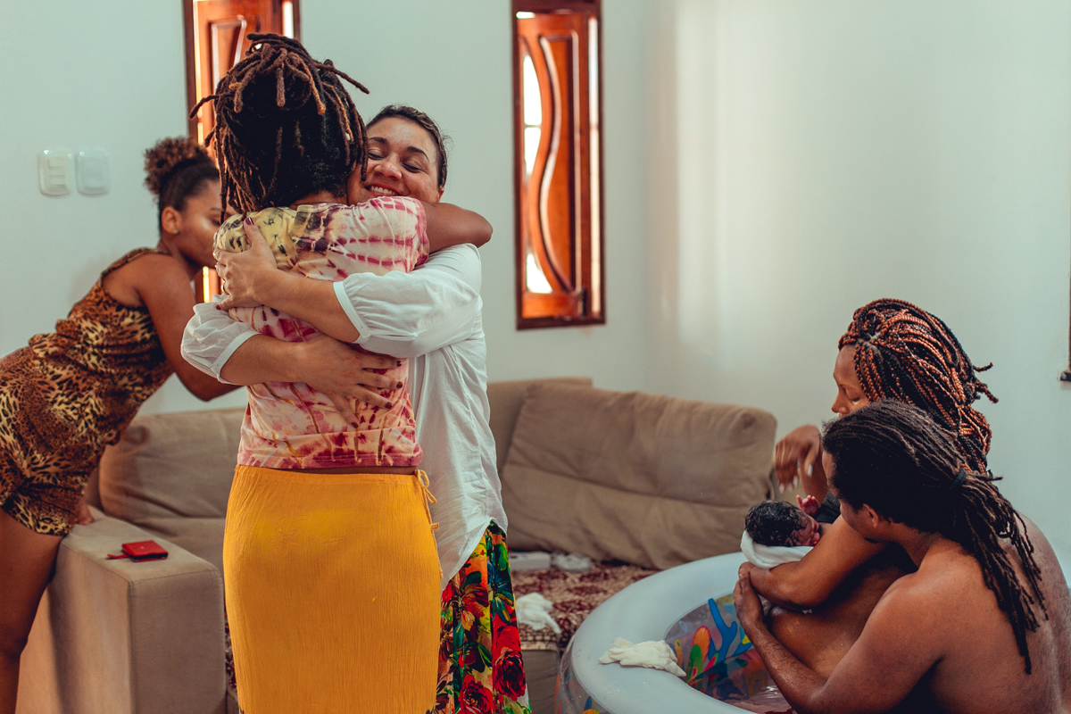 parteira comemora nascimento em parto domicliar