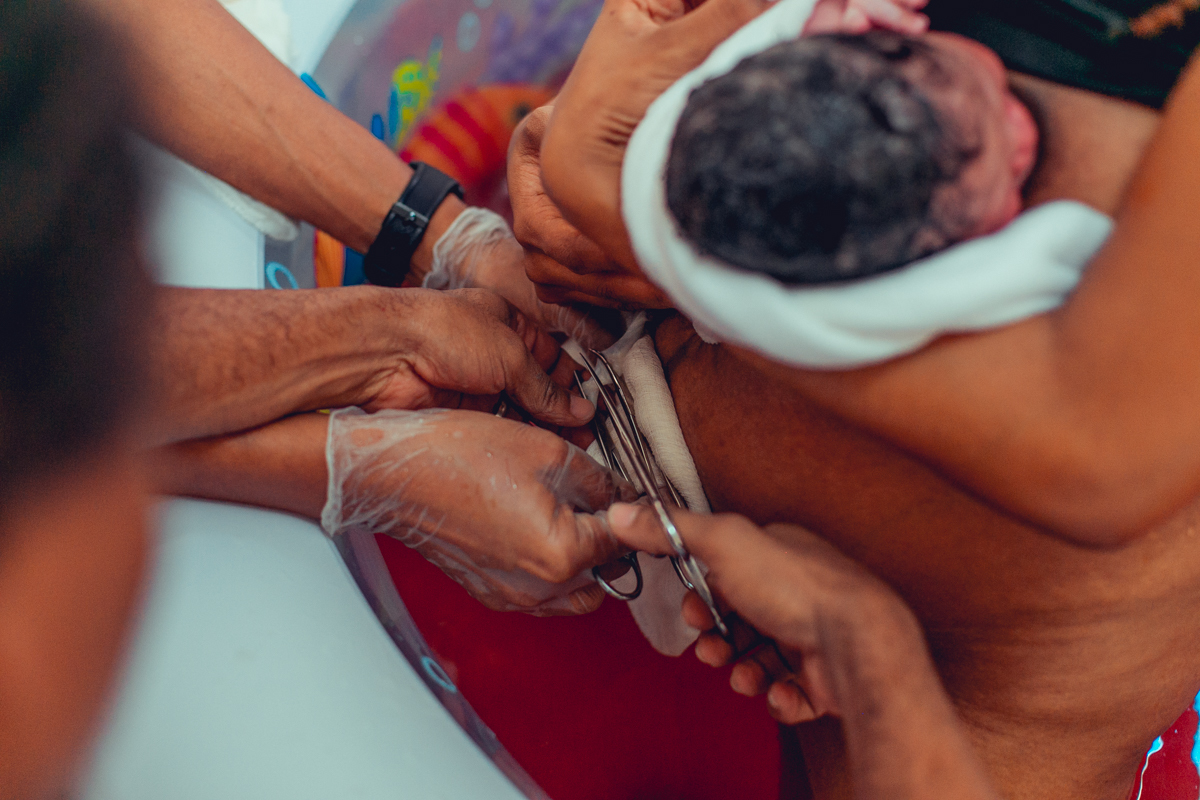 pai corta cordão umbilical apos parto domiciliar