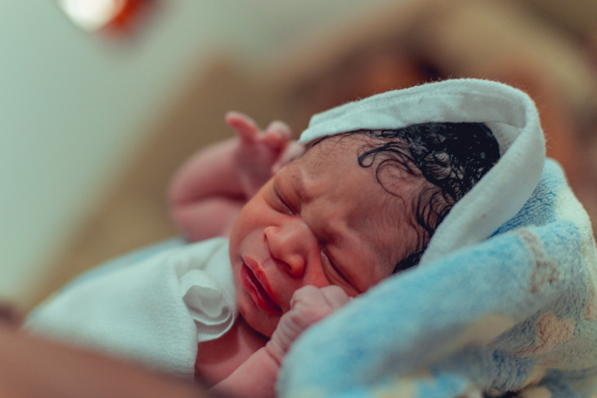 recem nascido elias apos nascer em casa num parto humanizado