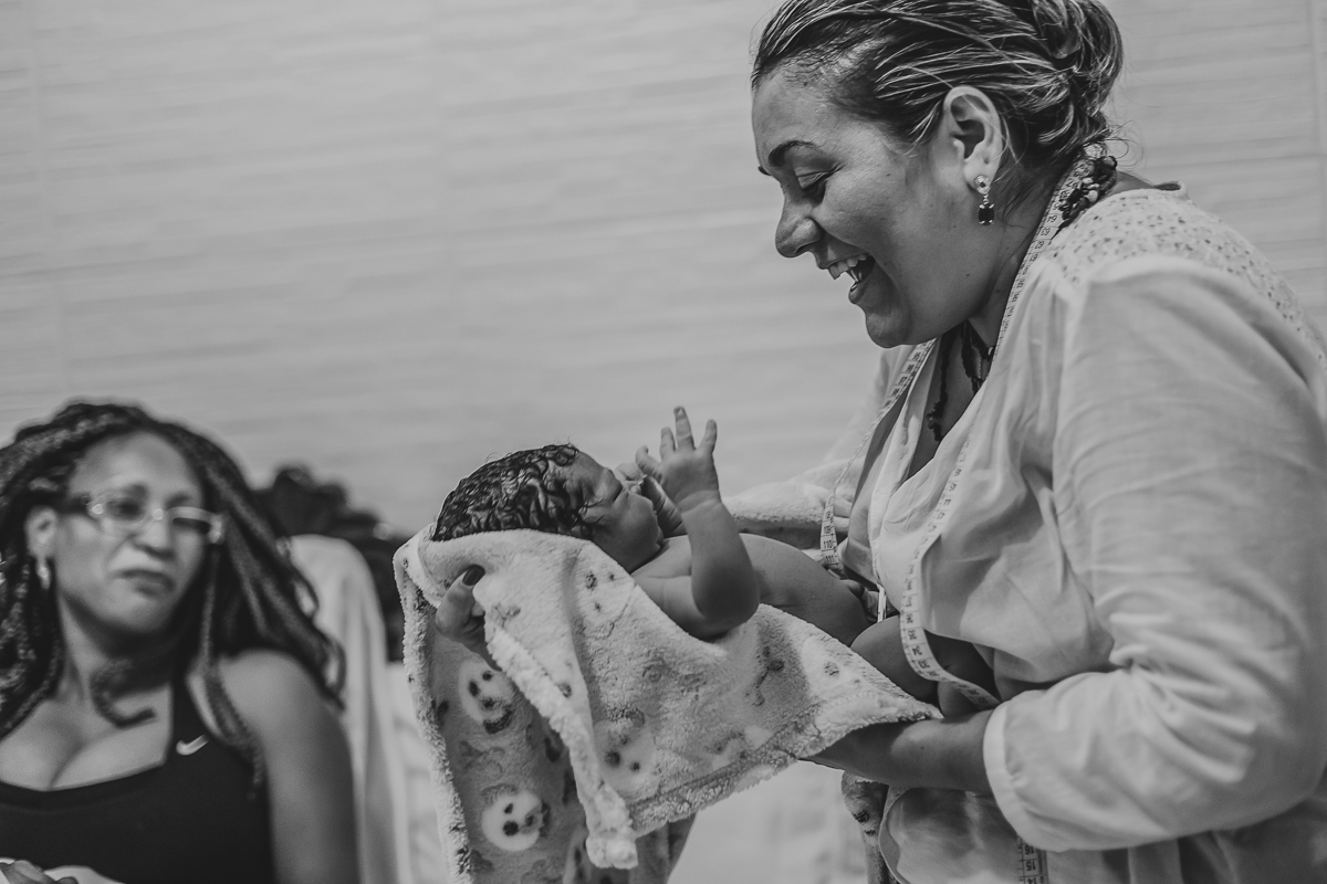 parteira se emociona ao carregar bebe nascido em casa