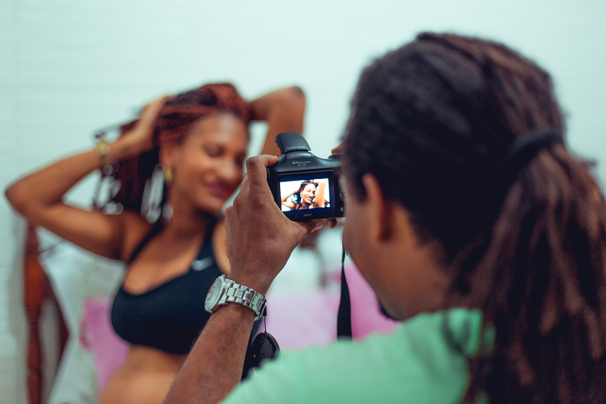esposo fotografa gravida durante trabalho de parto em salvador