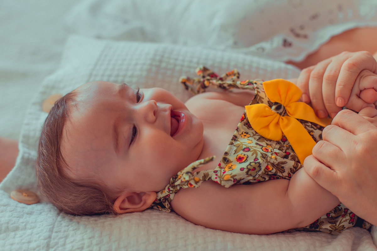 mae e filha brincam juntas em sessão de fotos para senhoritas fotografia