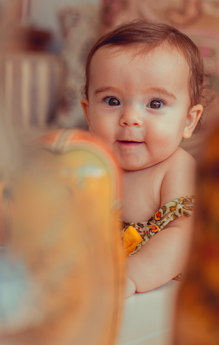 bebe se diverte durante ensaio fotografico em casa