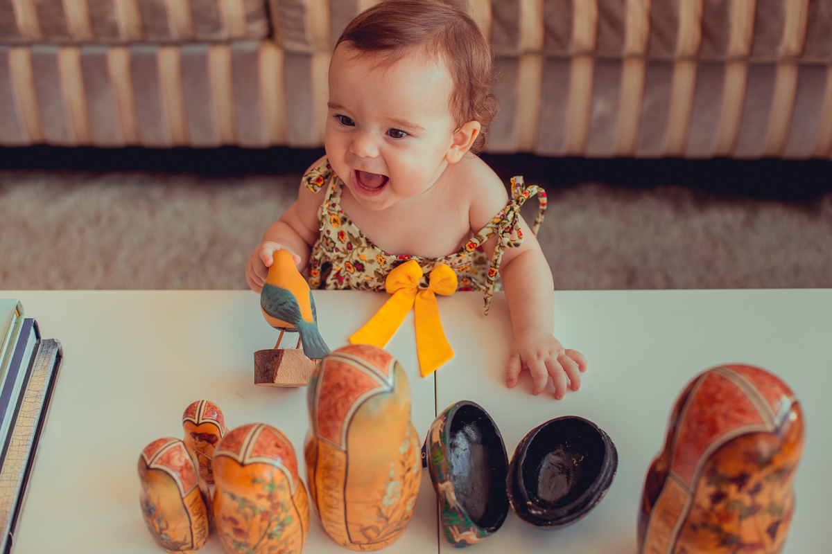 filha feliz faz poses e sorrisos durante ensaio em casa em salvador