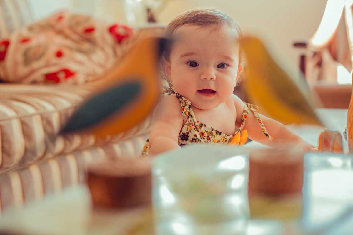 emoldurando a criança com a decoração da casa em ensaio fotografico