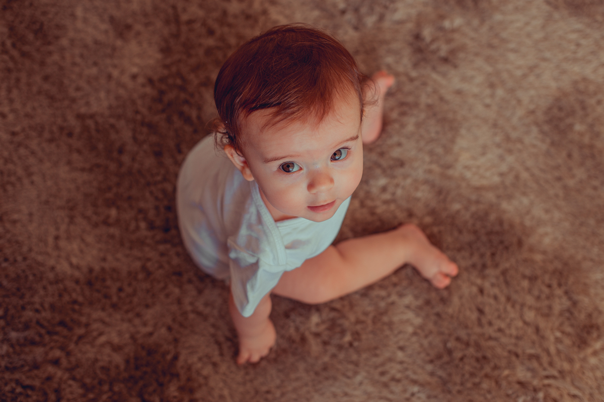 bebe no tapete em ensaio em casa em salvador