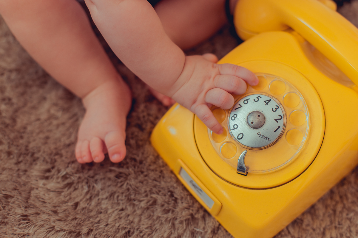 bebe brinca com telefone retro