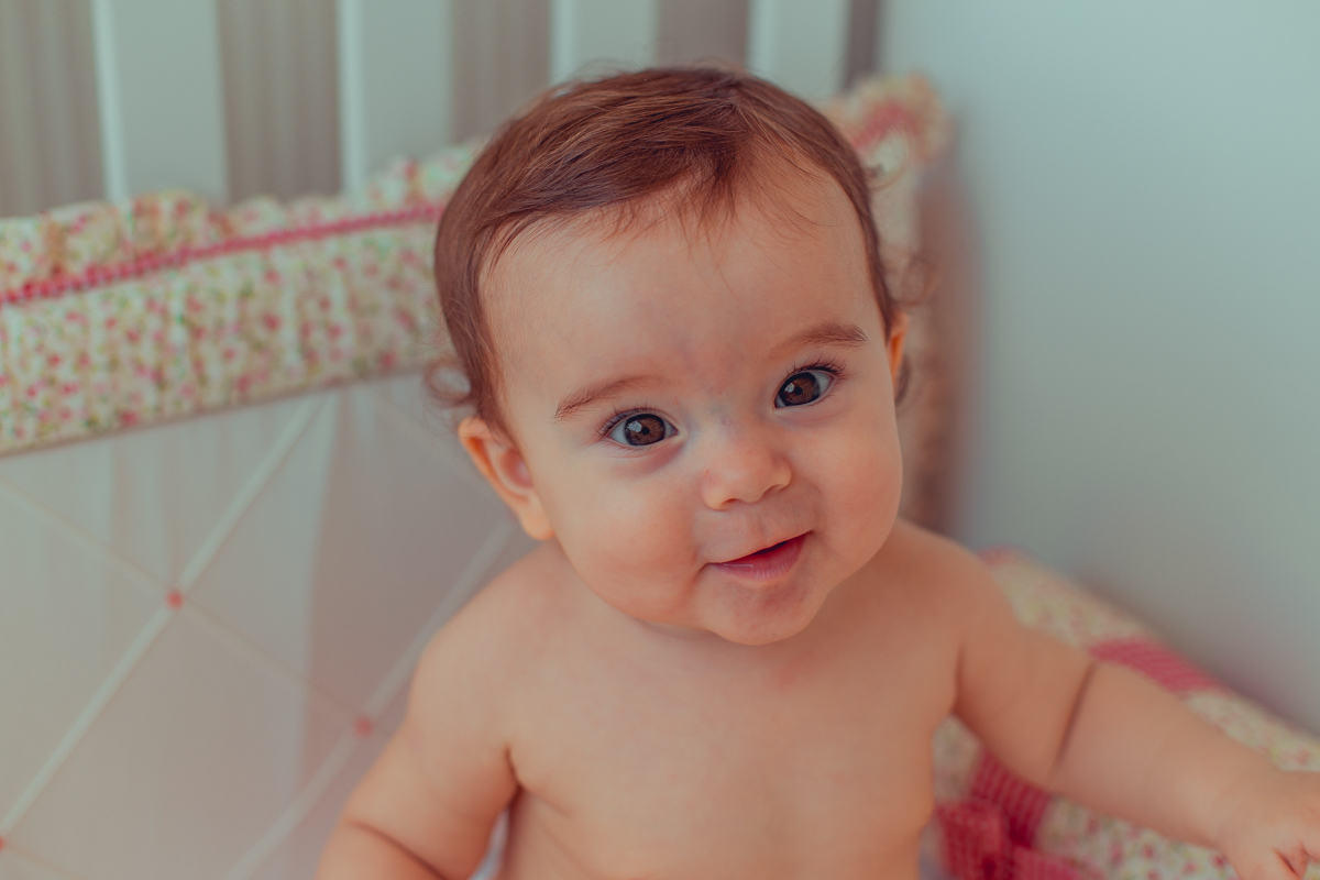 bebe sorridente em ensaio fotografico em casa