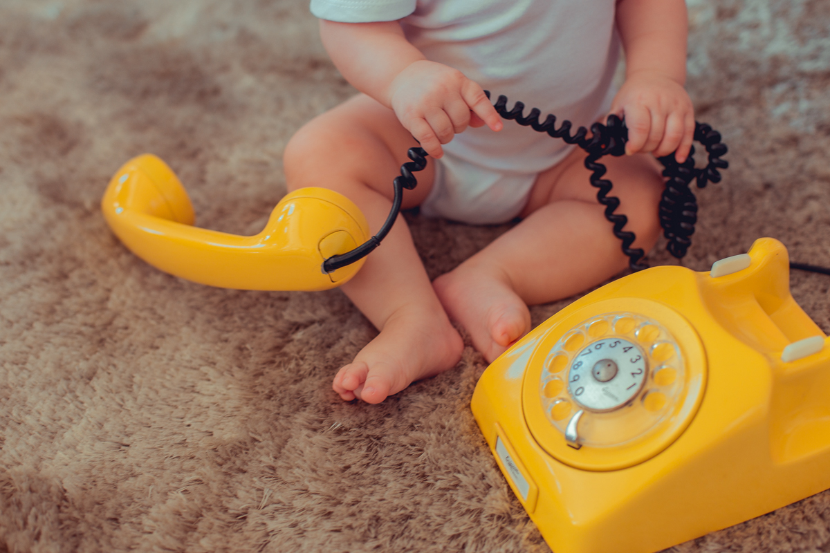 telefone retro amarelo durante sessão de fotos em salvador