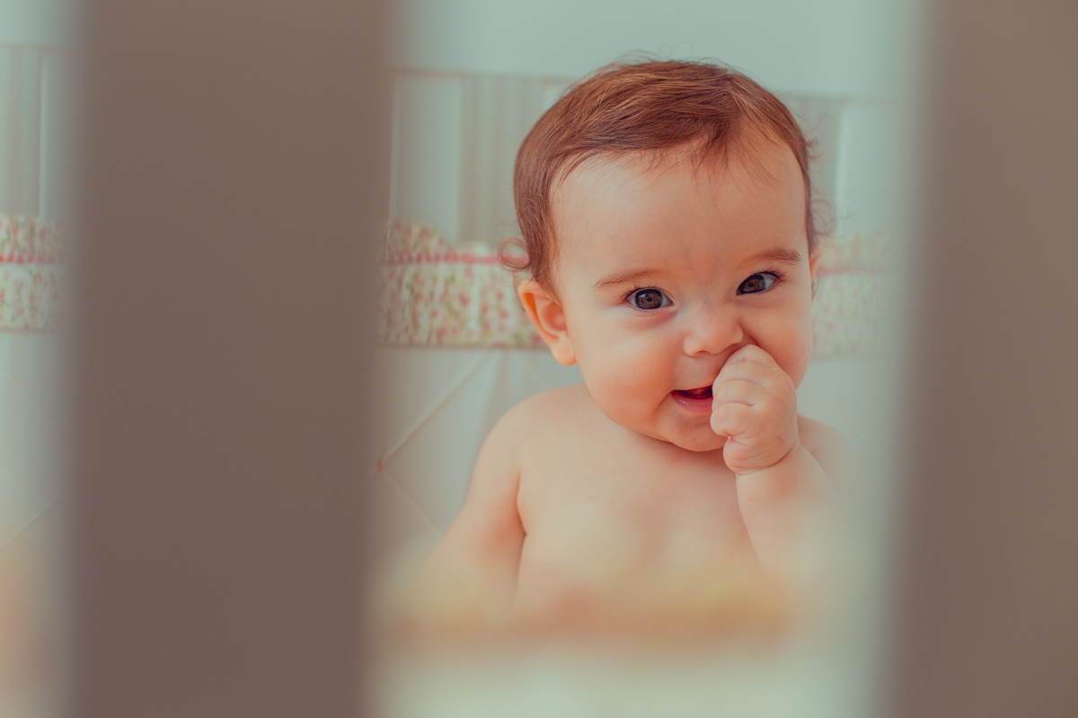 ensaio lifestyle dentro do berço com bebe fofa