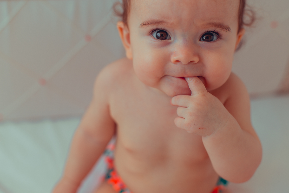 bebe faz pose em ensaio em casa