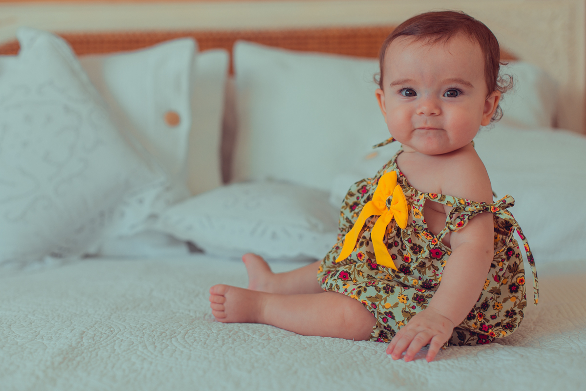 foto de bebe na cama dos pais em ensaio lifestyle
